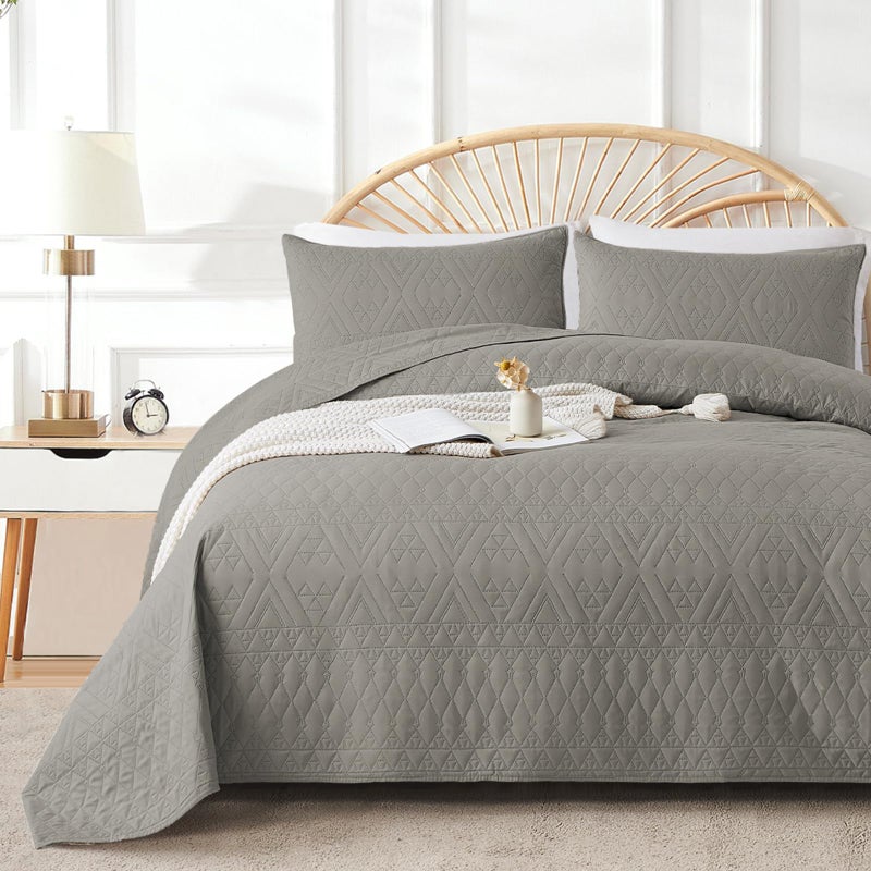 akkialla King/Cal King Size Quilt Bedding Set Dark Grey Lightweight Microfiber Soft Bedspread Modern Style Geometric Pattern Coverlet Set for All Seasons 3 Piece(1 Quilt 2 Pillow Shams) - Image 1